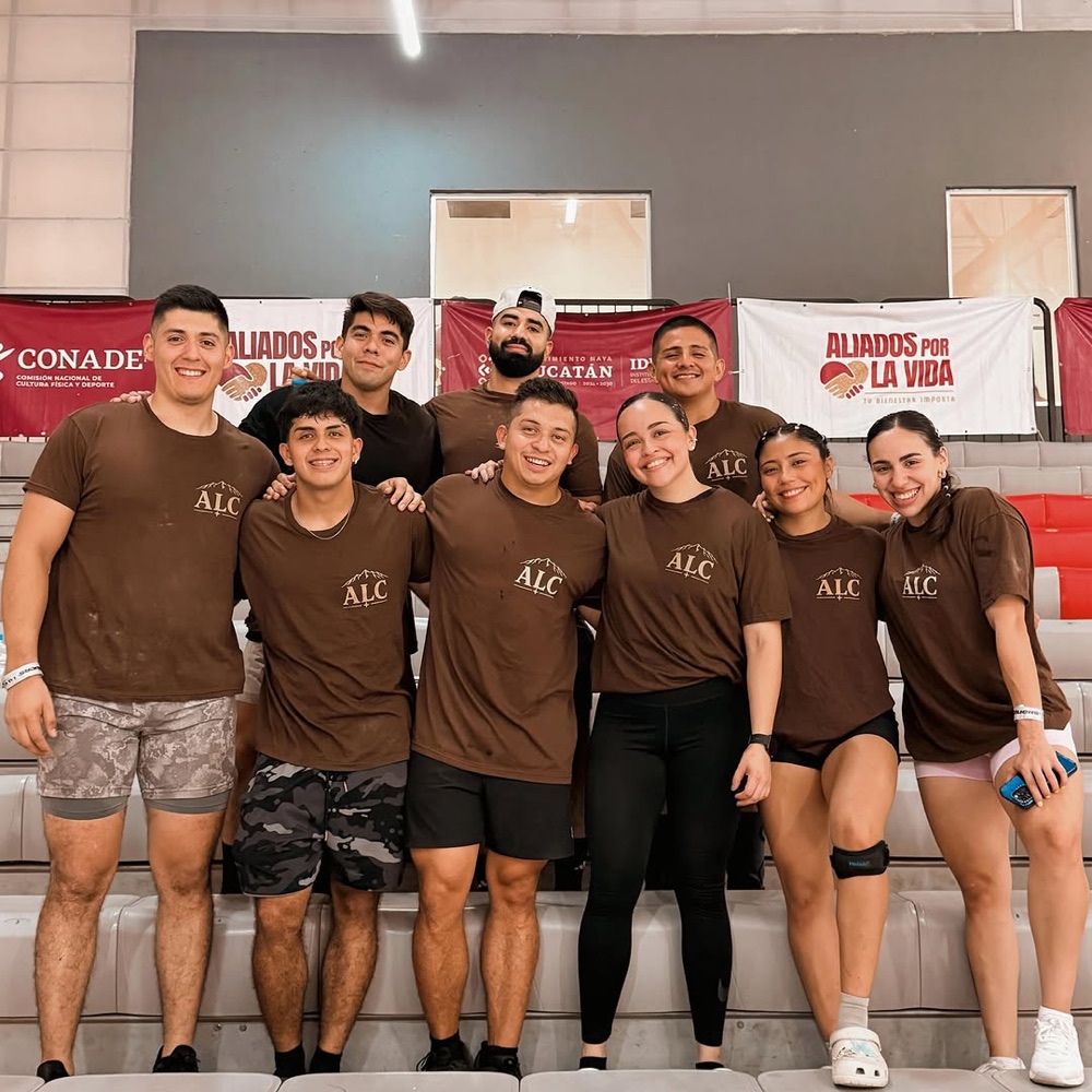 Atletas de ALC Power Strength posando juntos en competencia